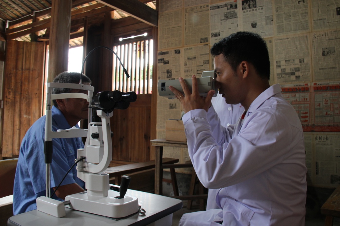 圖7 實踐隊隊員正在指導當?shù)卮迕裥姆螐吞K的正確做法.JPG