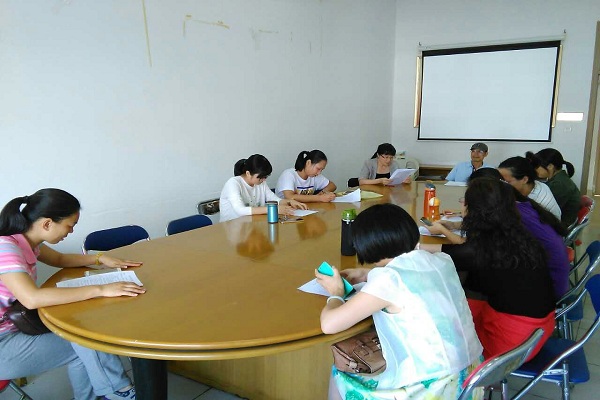 思政教研部黨支部開展“兩學(xué)一做”學(xué)習(xí)教育活動--組織交流《知心法官》心得體會