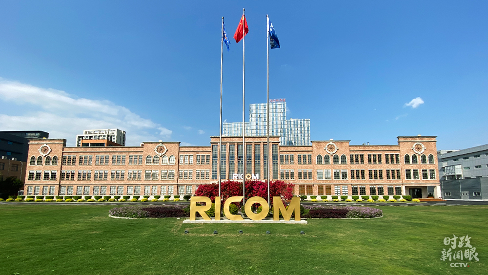 △福光公司企業(yè)技術(shù)中心在去年1月被認(rèn)定為國(guó)家企業(yè)技術(shù)中心，這是一項(xiàng)國(guó)家級(jí)創(chuàng)新榮譽(yù)。（總臺(tái)央視記者李輝拍攝）