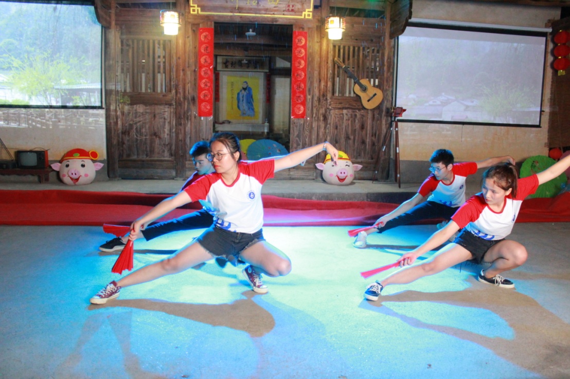 圖12 當?shù)卮迕癯t歌.JPG