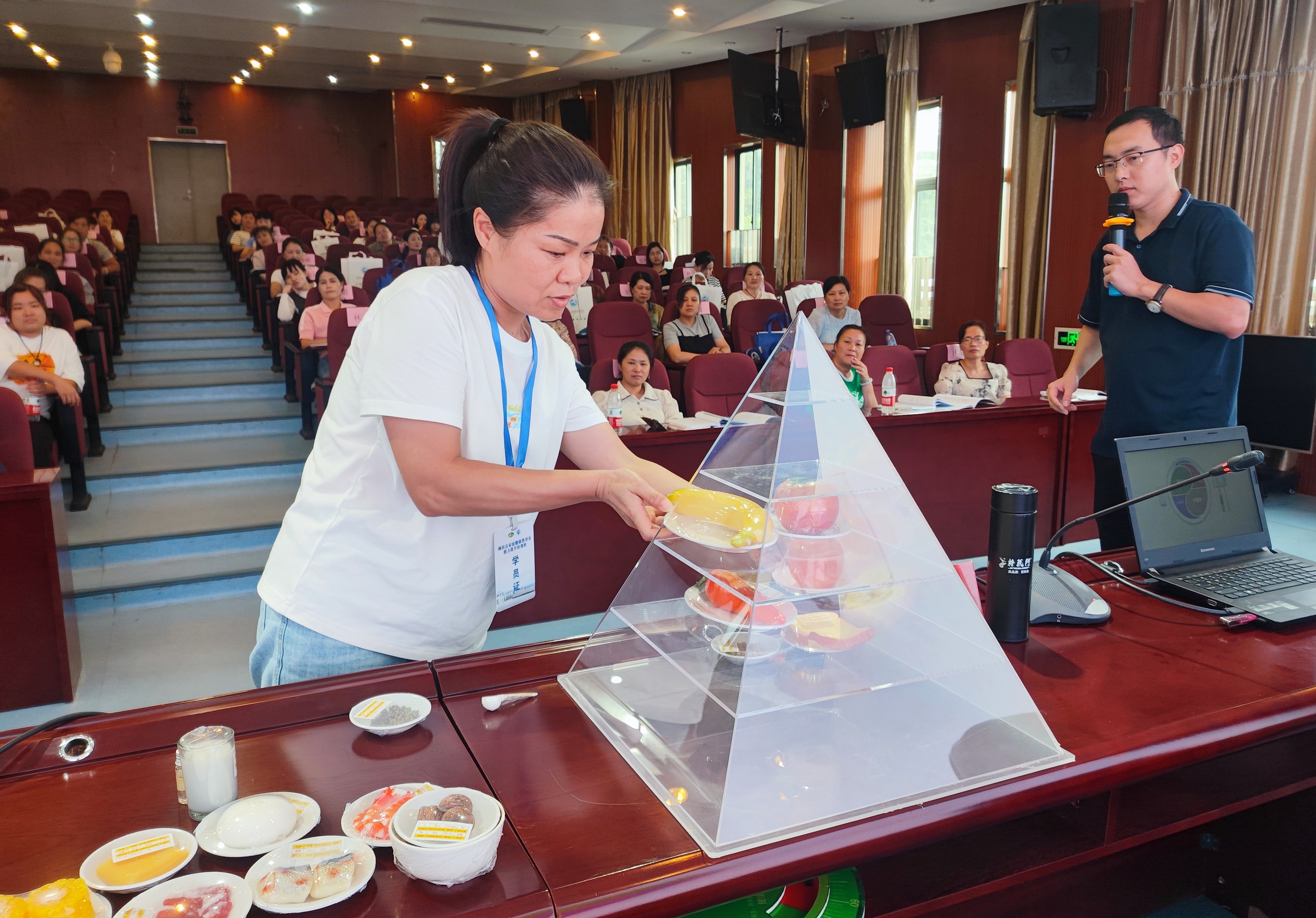 參訓(xùn)學(xué)員上臺互動