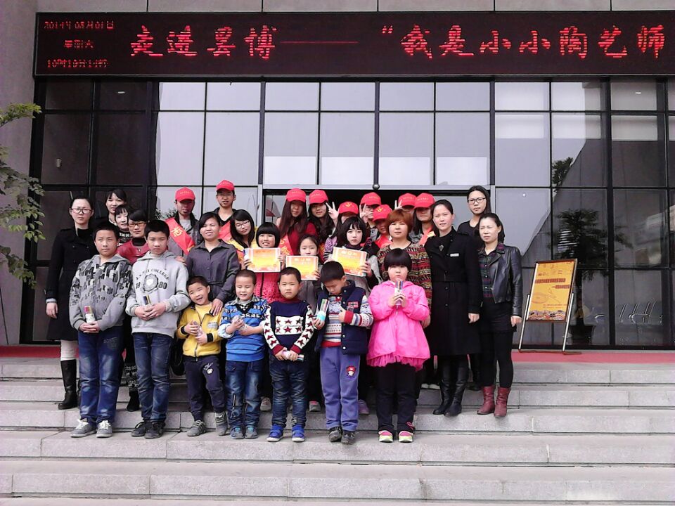 弘揚(yáng)雷鋒精神，彩陶展義工行