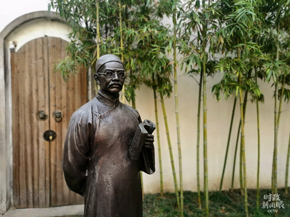 △嚴(yán)復(fù)故居中，嚴(yán)復(fù)雕像手中所拿的是《天演論》。（總臺(tái)央視記者張宇、覃思拍攝）