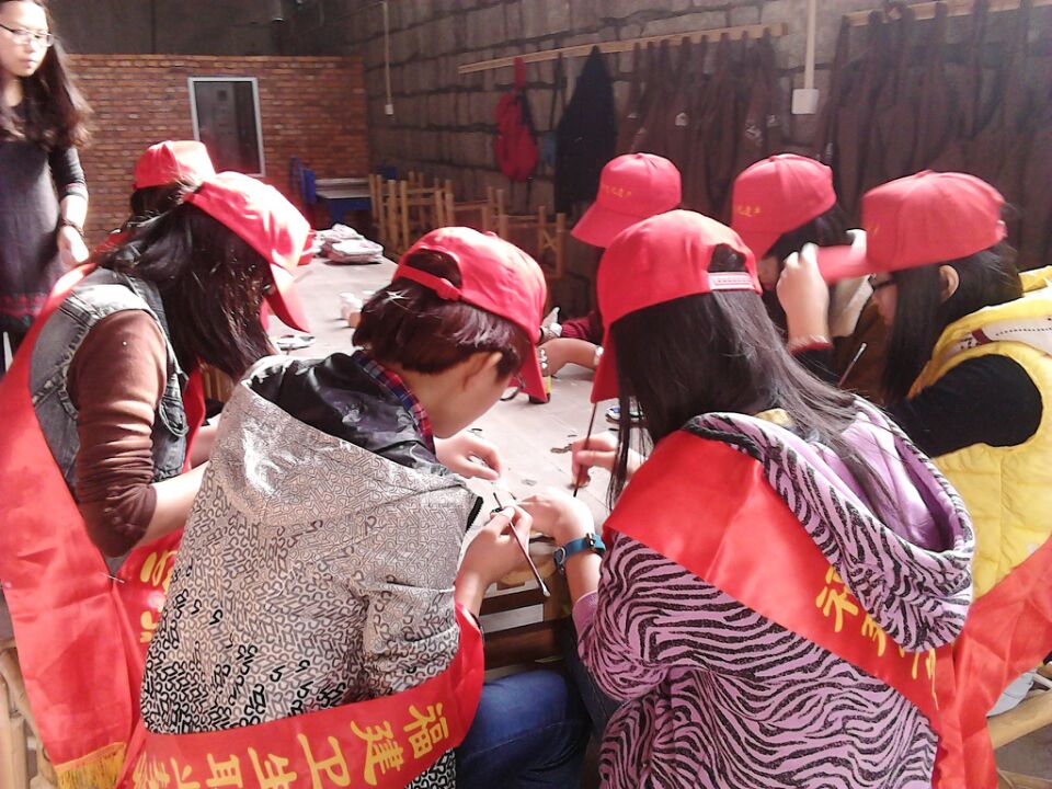 弘揚(yáng)雷鋒精神，彩陶展義工行