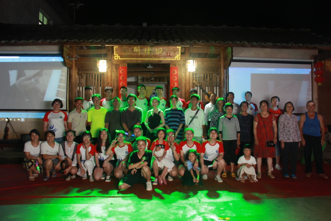 圖13 師生攜手宣和鄉(xiāng)升星村紅歌隊唱響《我和我的祖國》，共慶新中國成立70周年.jpg