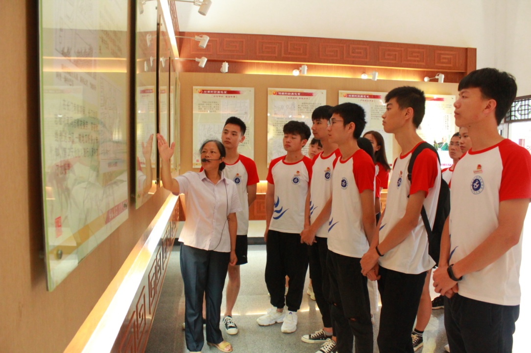 圖3 實踐隊隊員認真聆聽項南同志的光輝事跡.JPG