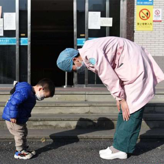 小患者向曹玲玲鞠躬致謝，曹玲玲鞠躬回禮