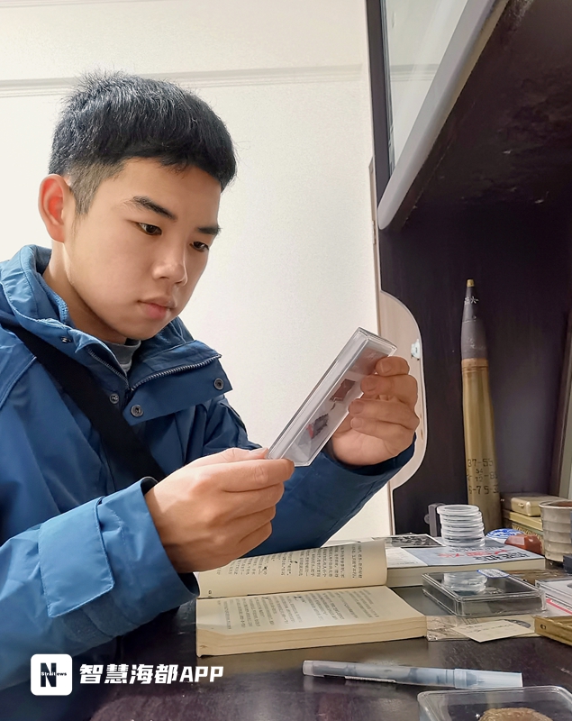 “00后”軍事迷捐贈(zèng)超百件文物：勿忘歷史，吾輩當(dāng)自強(qiáng)