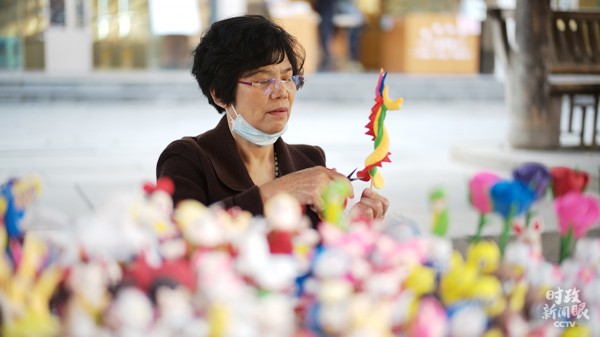 △南后街是三坊七巷的中軸線，街里店鋪林立，這是捏面人技藝。（總臺(tái)央視記者鐘銳、彭漢明拍攝）